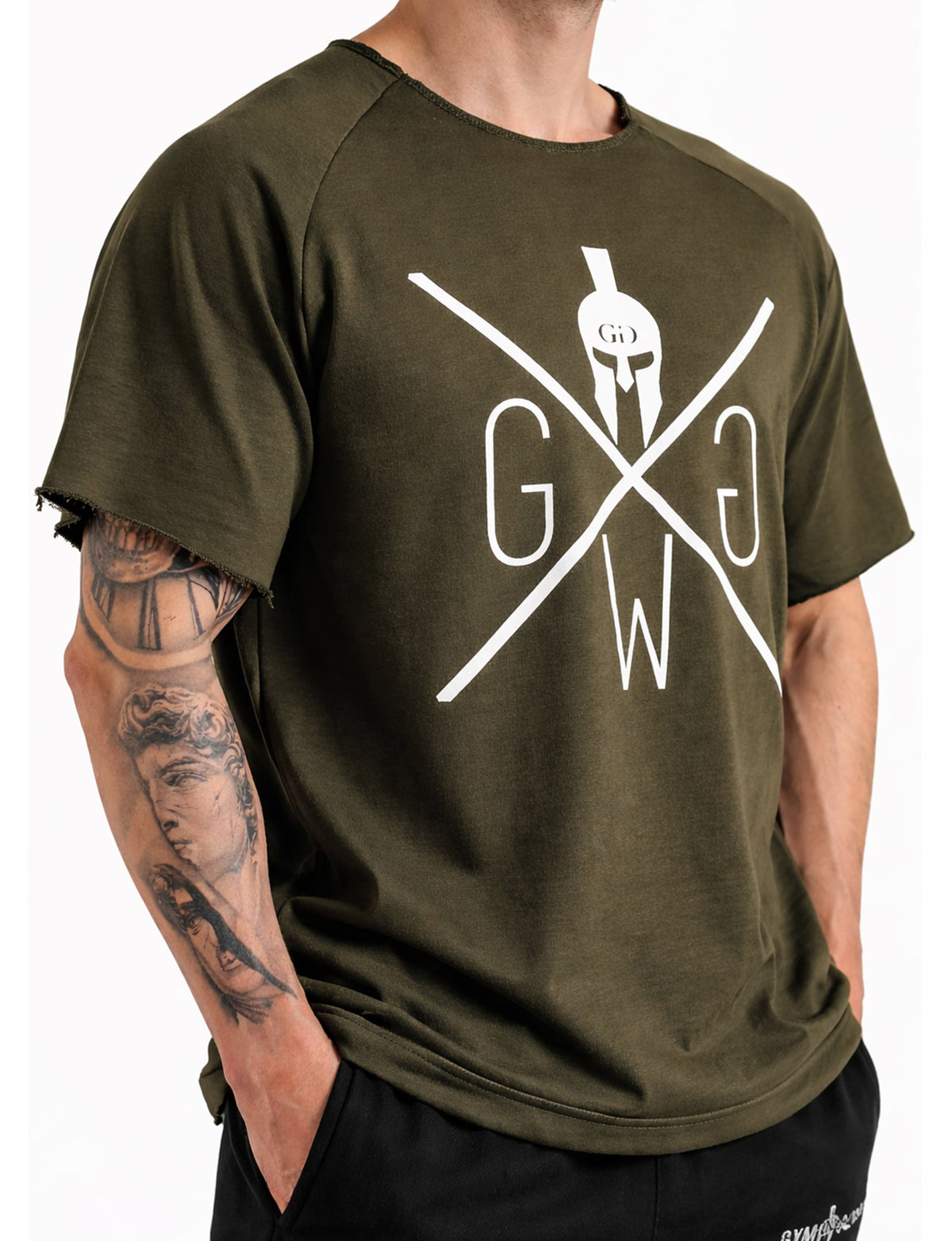 Oversized Gym Shirt in Olive mit Raw-Cut-Ärmeln, seitliche Ansicht