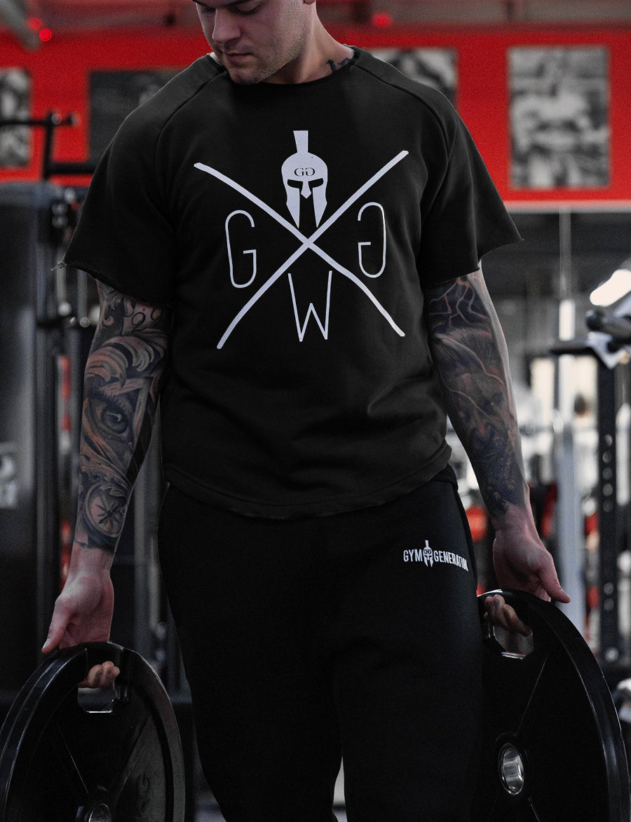 Raw-Cut-Ärmel des schwarzen Oversized Gym Shirts im Detail