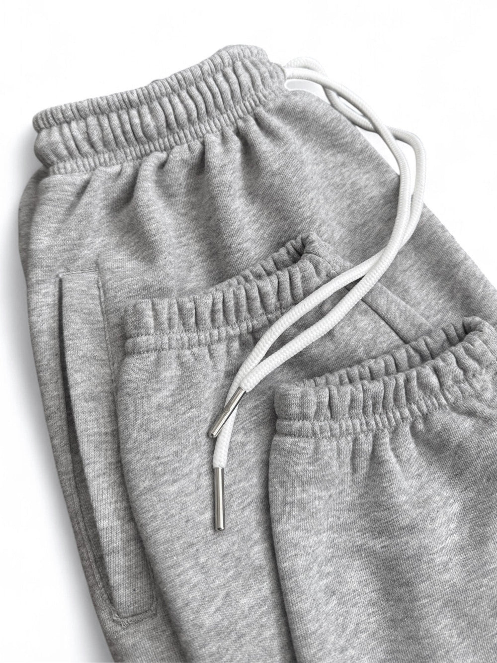 Graue Jogginghose mit Sneakern kombiniert, Beinabschluss am Knöchel