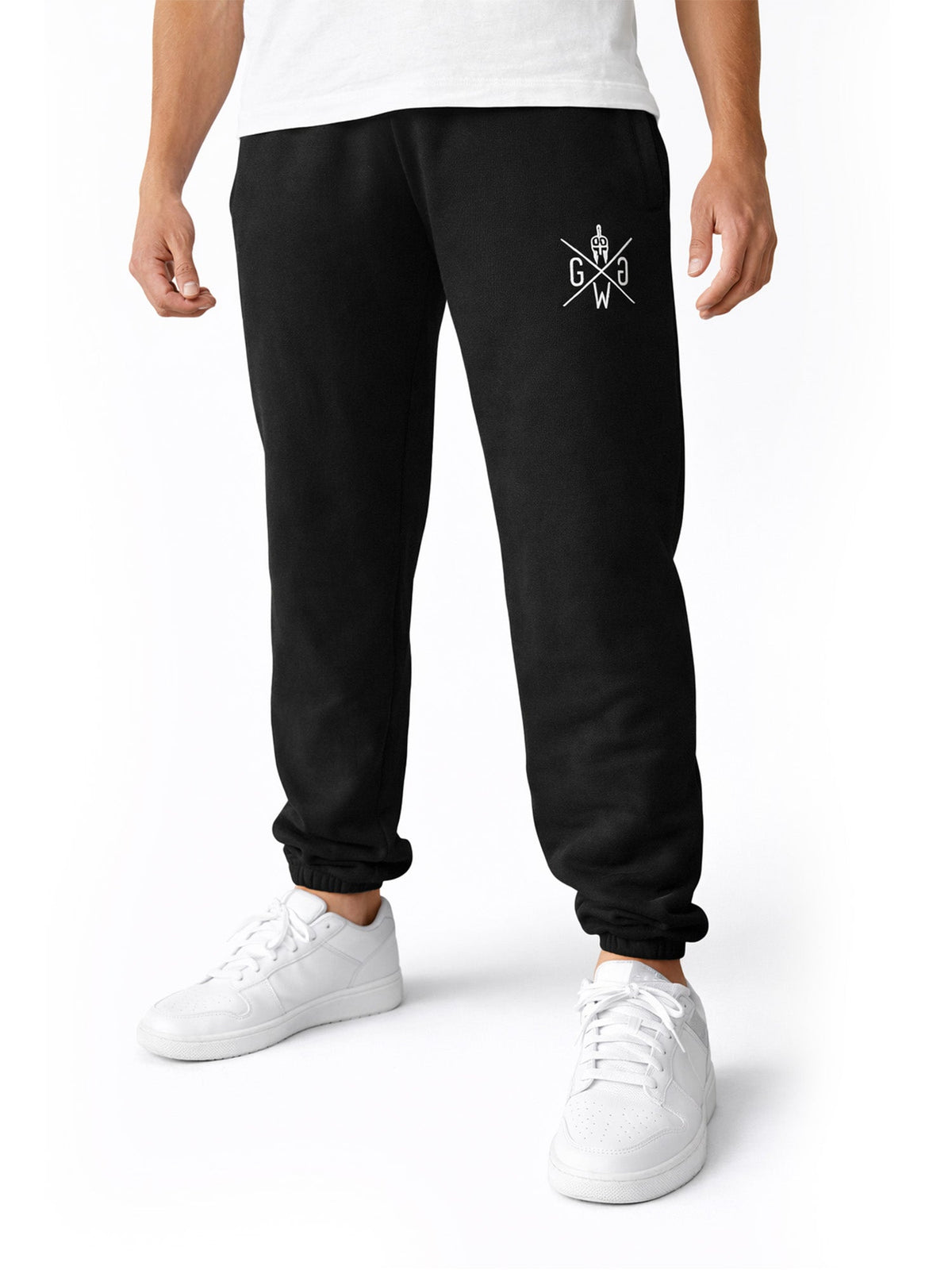 Schwarze Sweatpants in ganzer Länge, Stoff fällt weich über das Knie