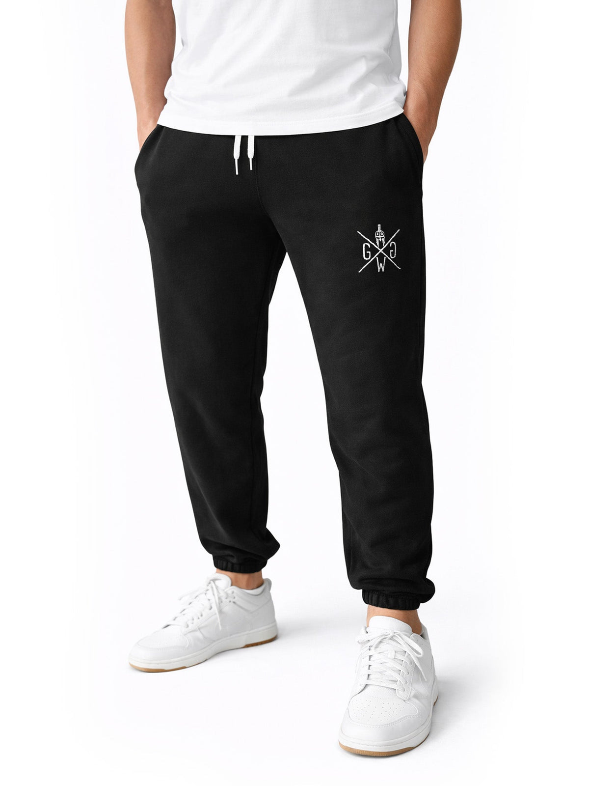 Weiß gesticktes Logo am Oberschenkel der schwarzen Hose