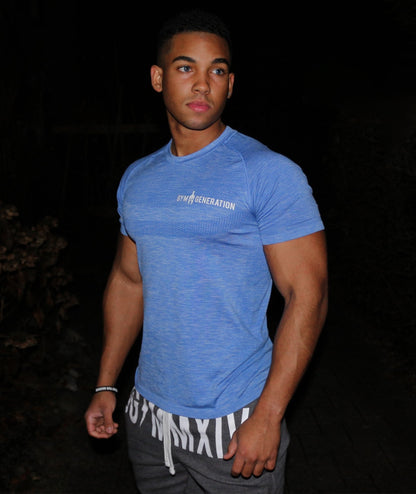Model trägt das blaue Seamless Fitness Shirt von Gym Generation, eng am Oberkörper mit kurzen Raglanärmeln