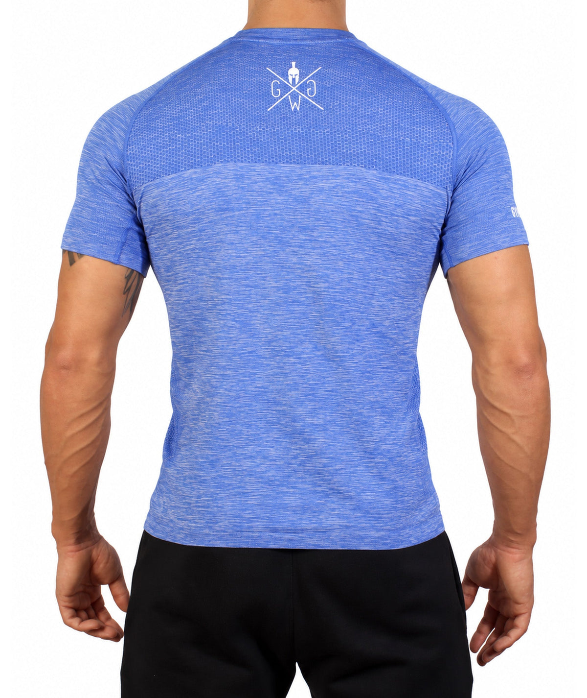 Rückseite des blauen Seamless Fitness Shirts mit Wabenpasse zwischen den Schulterblättern und weißem Logo im Nacken