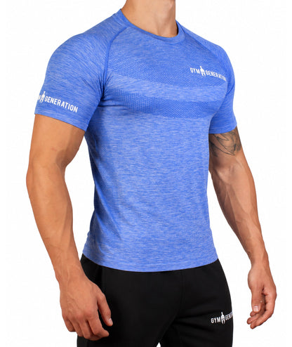 Blaues Seamless Shirt für Herren von der Seite, eng anliegend mit Raglanärmel und weißem Schriftzug am Ärmel