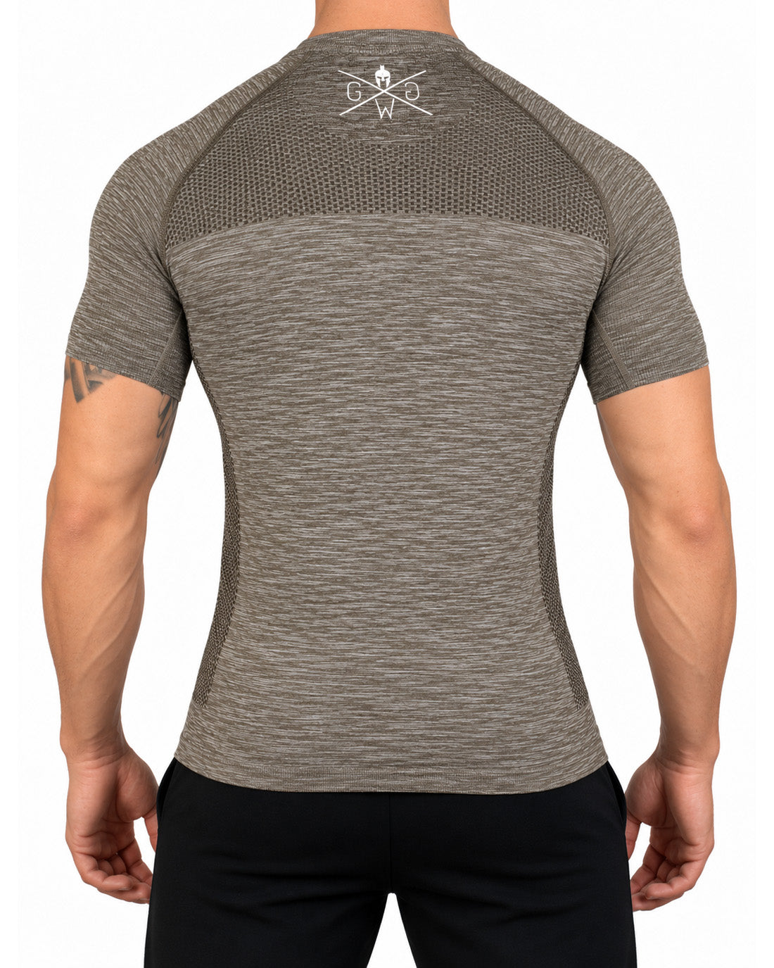 Rückseite des Seamless Fitness Shirts in Taupe mit Wabenstruktur an Rücken und Flanken und weißem Logo im Nacken