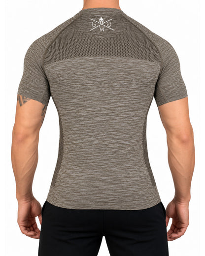 Rückseite des Seamless Fitness Shirts in Taupe mit Wabenstruktur an Rücken und Flanken und weißem Logo im Nacken