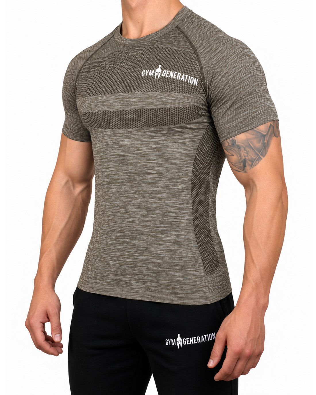 Seamless Fitness Shirt für Herren in Taupe seitlich, eng anliegend mit Raglanärmel und Wabenstreifen an der Flanke