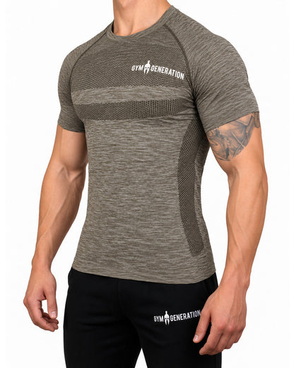 Seamless Fitness Shirt für Herren in Taupe seitlich, eng anliegend mit Raglanärmel und Wabenstreifen an der Flanke