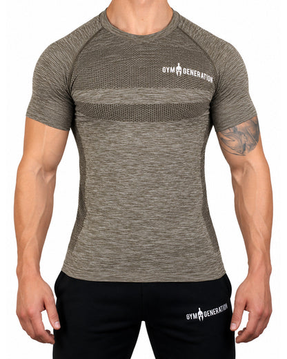 Seamless Fitness Shirt Herren in Taupe meliert, Vorderseite mit Wabenzonen an Brust und Flanken und weißem Schriftzug