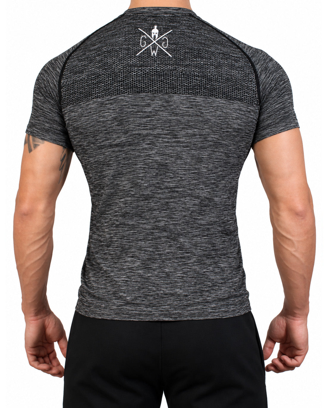 Rückseite des dunkelgrauen Seamless T-Shirts mit Wabenstruktur am oberen Rücken und weißem Logo im Nacken