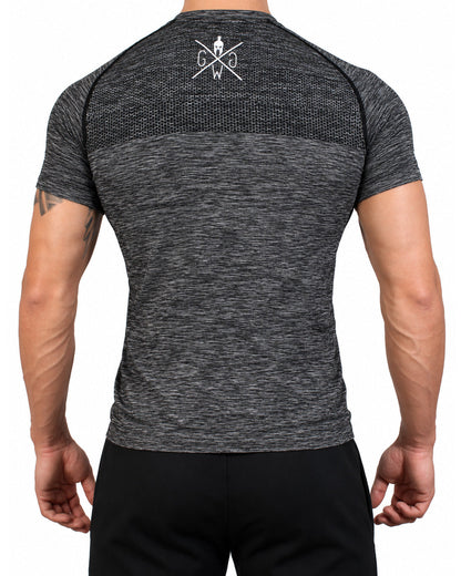 Rückseite des dunkelgrauen Seamless T-Shirts mit Wabenstruktur am oberen Rücken und weißem Logo im Nacken