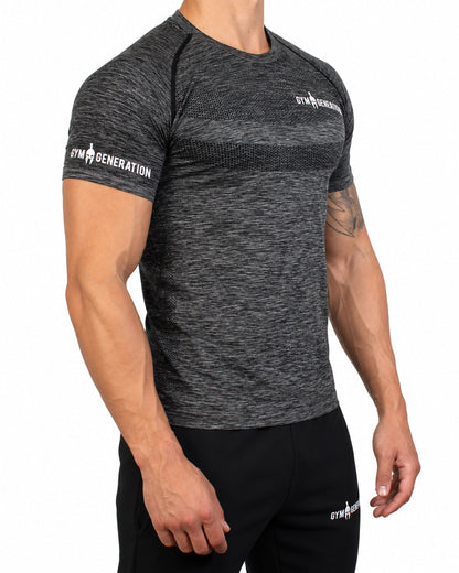 Dunkelgraues Seamless T-Shirt für Herren seitlich, mit Wabenzone an der Flanke und weißem Gym Generation Schriftzug am Ärmel