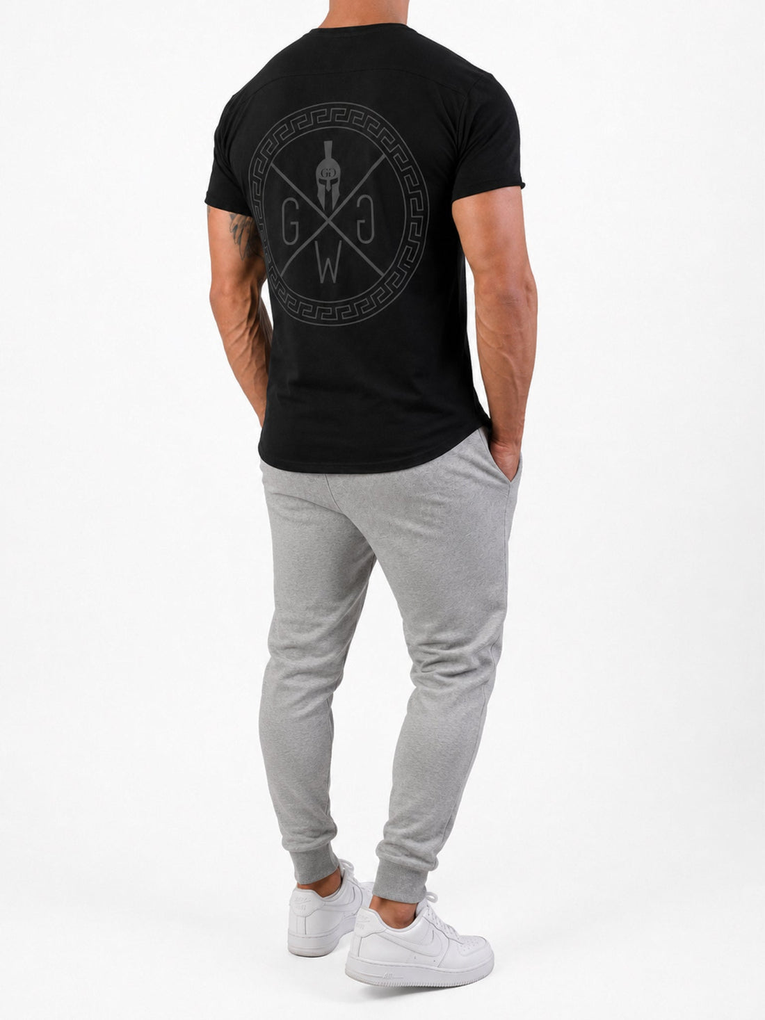 Schwarzes Spartan Shirt zu grauem Jogger in der Ganzkörperansicht