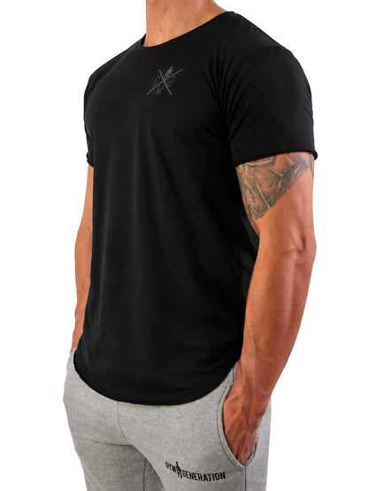Schwarzes Fitness Shirt im Seitenprofil mit Raw-Cut-Kante am Ärmel