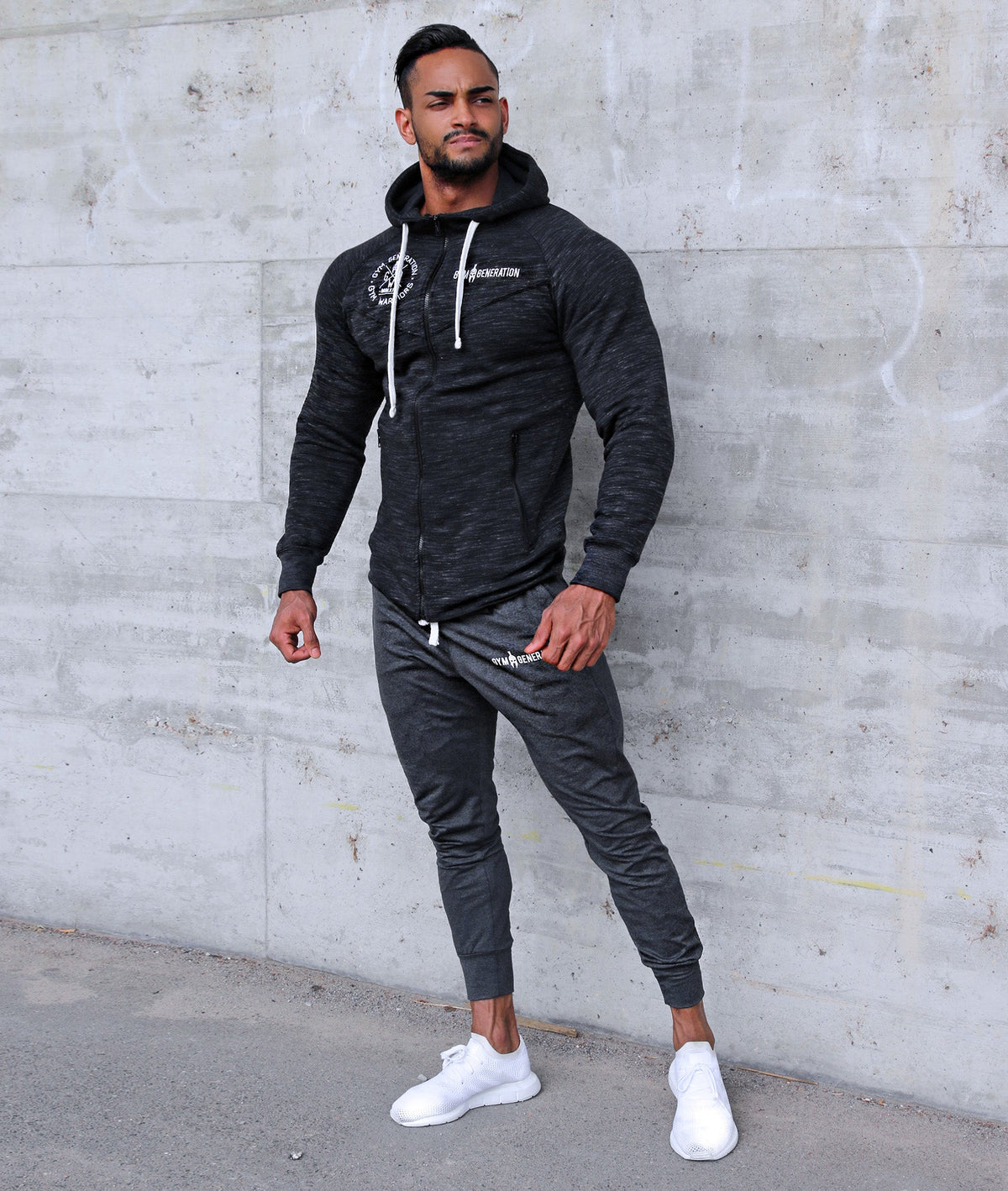 Fitness Hoodie für Herren im Gym-Outfit getragen