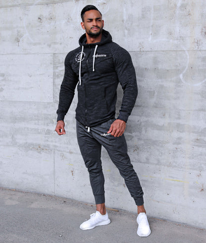Fitness Hoodie für Herren im Gym-Outfit getragen