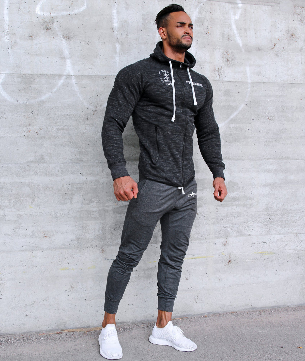 Kapuzenjacke mit Reißverschluss am Model, seitlich