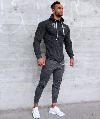 Kapuzenjacke mit Reißverschluss am Model, seitlich