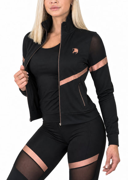 Geöffnete schwarze Trainingsjacke über passendem schwarzem Top, roségoldene Linien sichtbar