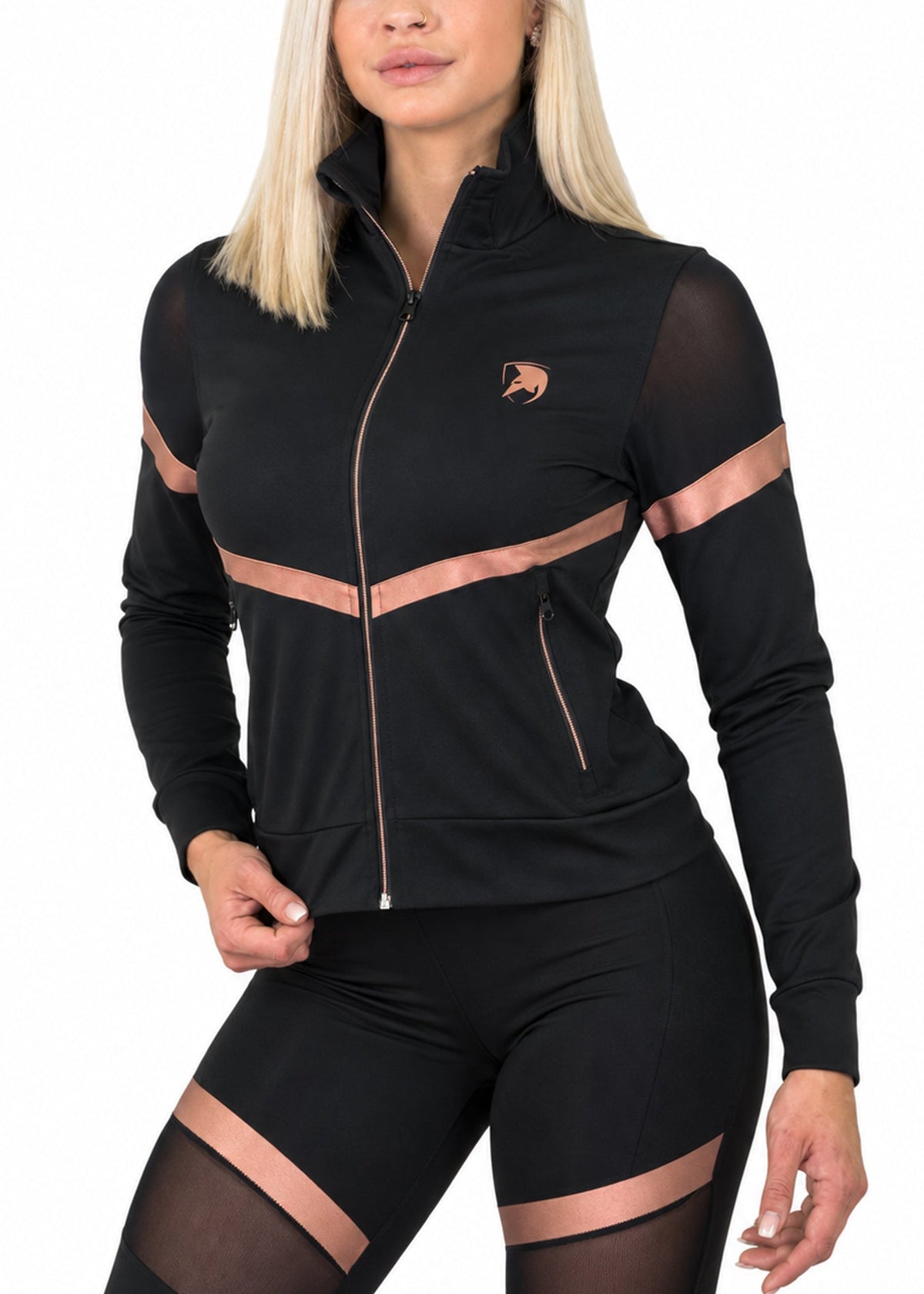 Geschlossene schwarze Jacke von vorne mit hohem Kragen und V-Linie über der Brust