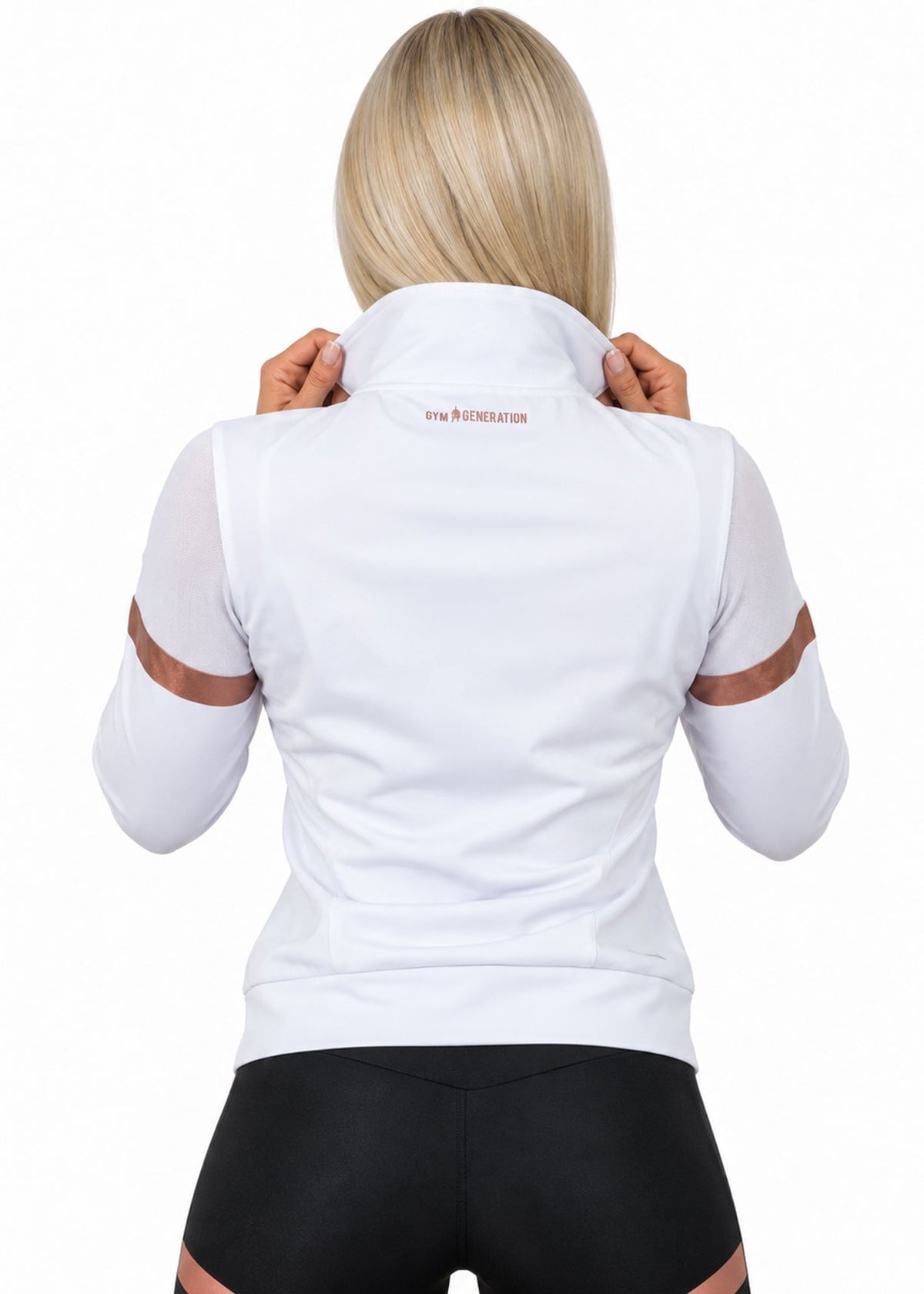 Rückansicht der weißen Jacke mit Netzeinsatz an den Schultern und Schriftzug im Nacken