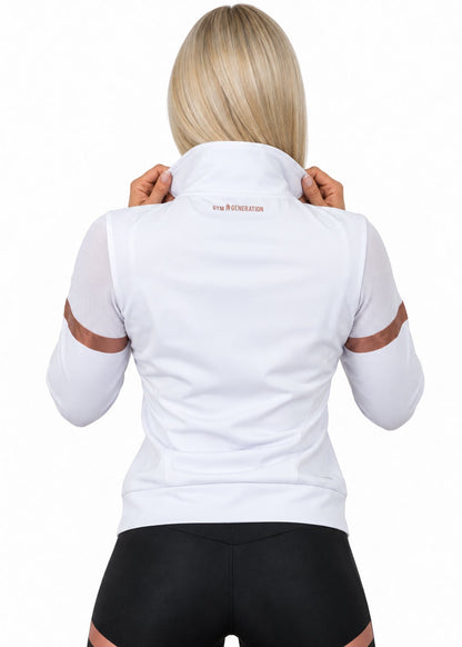 Rückansicht der weißen Jacke mit Netzeinsatz an den Schultern und Schriftzug im Nacken