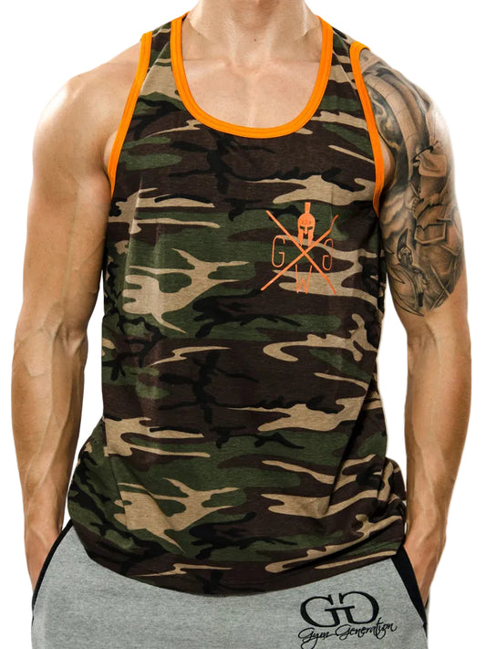 Camo Tank Top für Herren von vorne, orange Einfassung und Spartaner-Kreuz auf der linken Brust