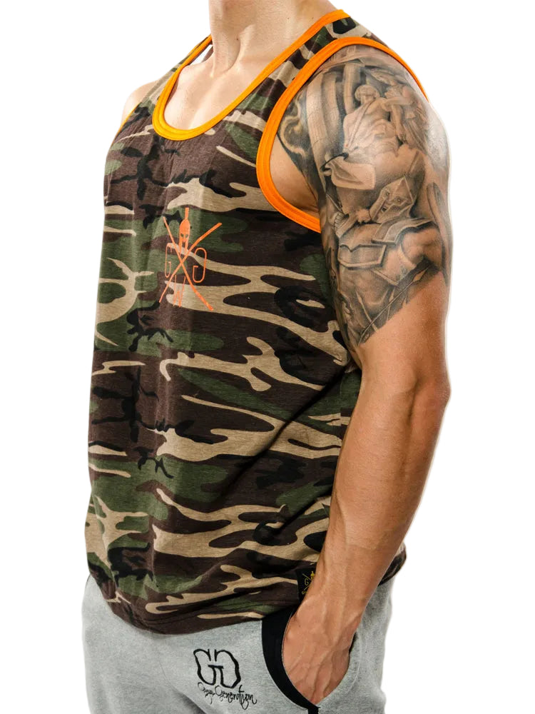 Woodland-Tarnmuster im Profil, orange Kante an Hals und Armausschnitt, Label am Saum