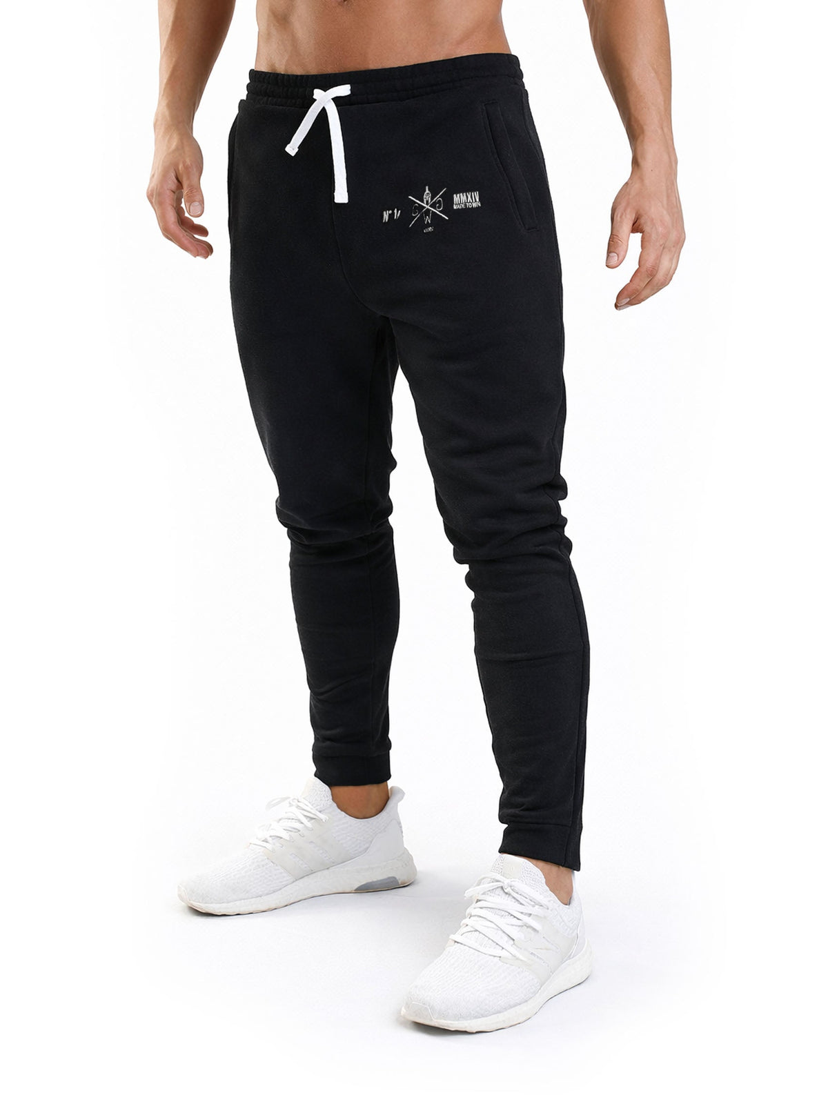 Gesticktes Logo auf der schwarzen Gym Hose mit grauem Urban Camo