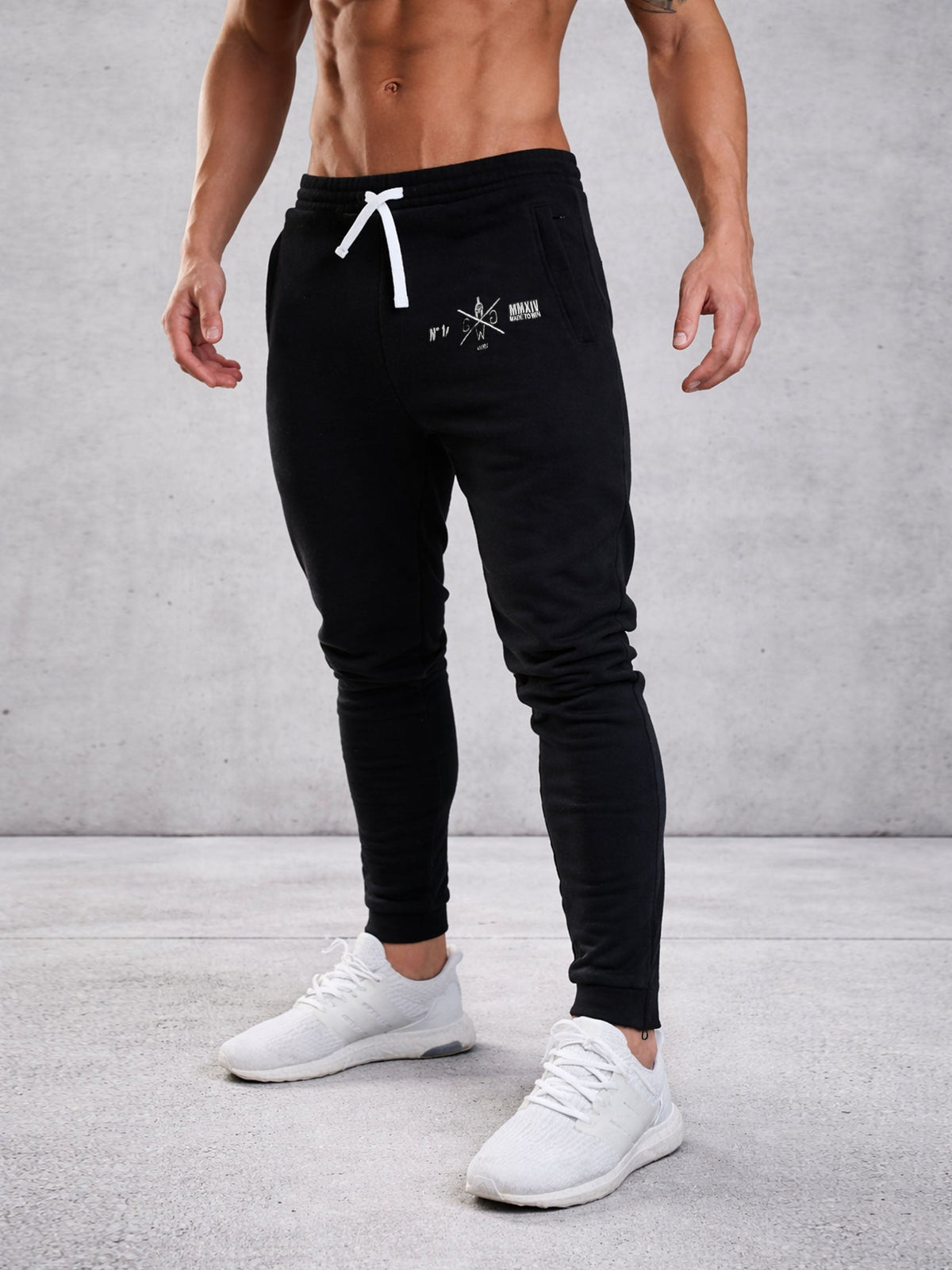 Trainingshose Alpha Urban Camo am Model, schräge Frontansicht