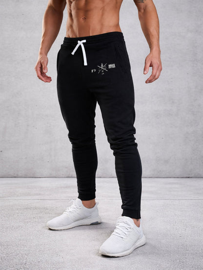 Trainingshose Alpha Urban Camo am Model, schräge Frontansicht