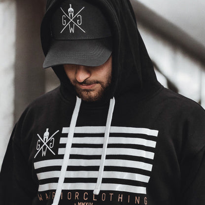 Dunkelgraue Fitness Cap mit gebogenem Schirm am Model