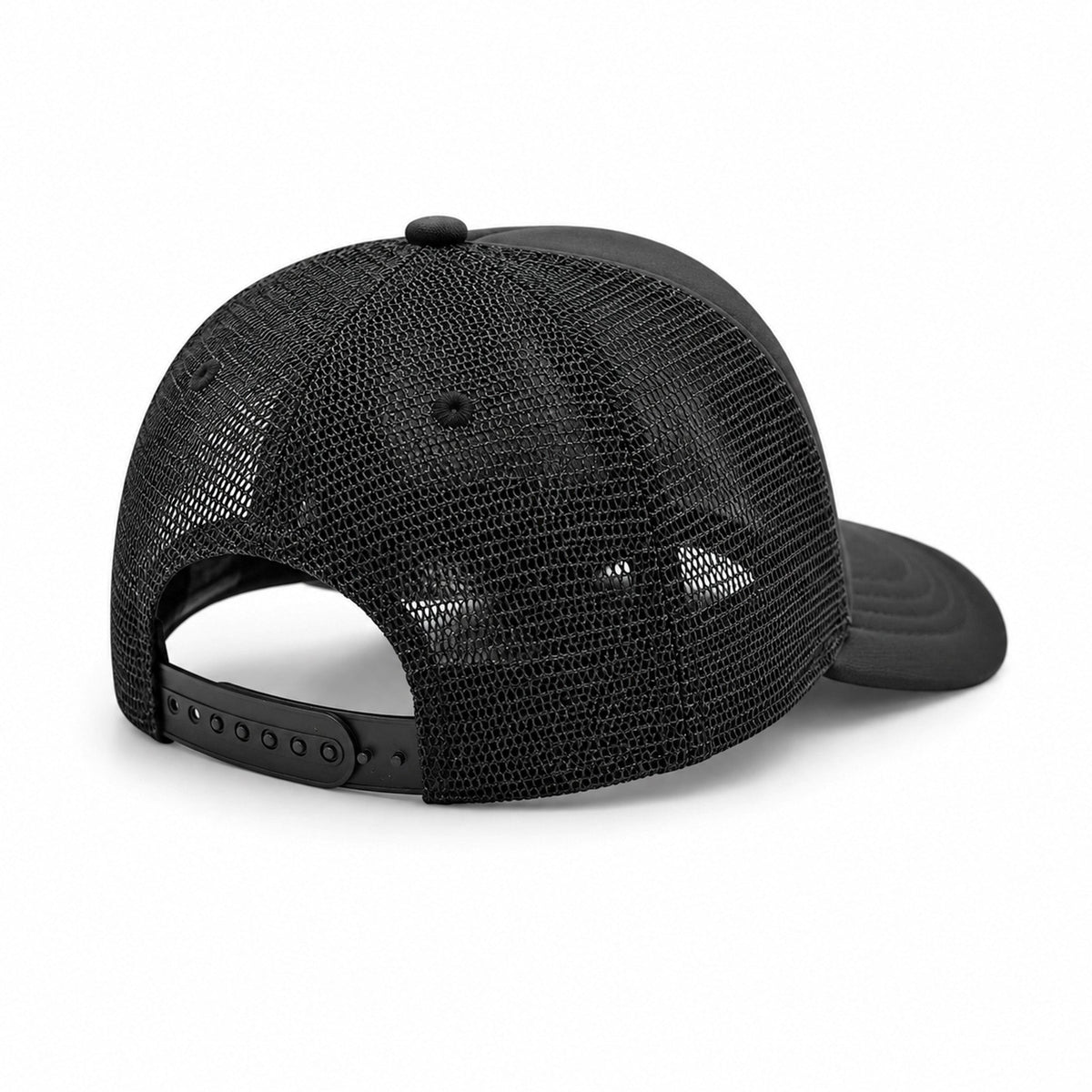 Schräge Rückansicht der schwarzen Cap mit Netz und Snapback