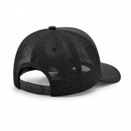 Schräge Rückansicht der schwarzen Cap mit Netz und Snapback