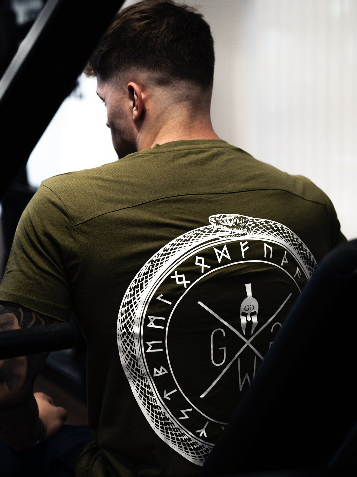 Runenkreis mit Schlangenmotiv auf dem oliven Gym Shirt