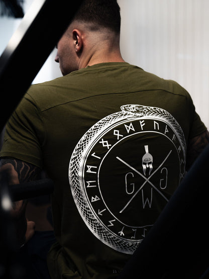 Athlet im oliven Valhalla Shirt, Rückenansicht im Fitnessstudio