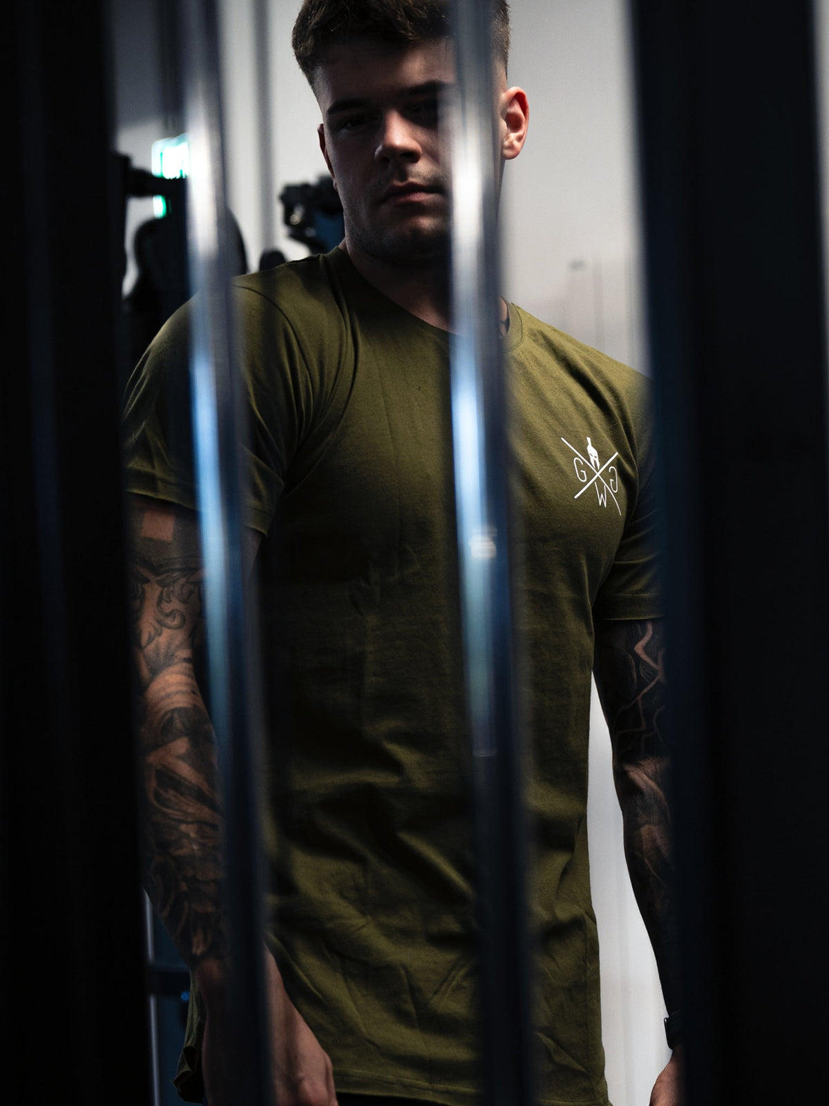 Herren Gym Shirt in Olive beim Training an der Hantelstange