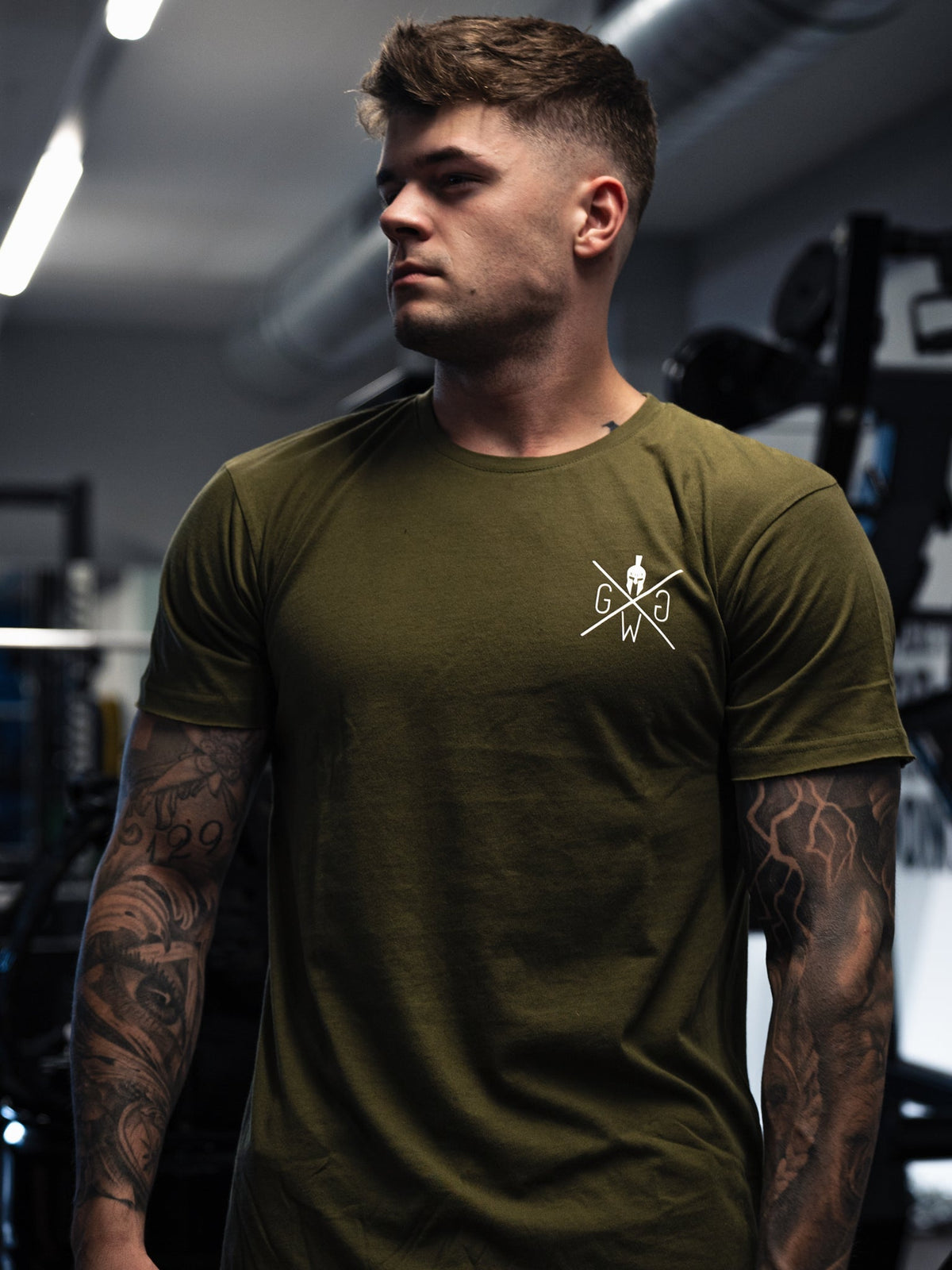 Valhalla T-Shirt in Olive mit weißem Brustlogo am Model