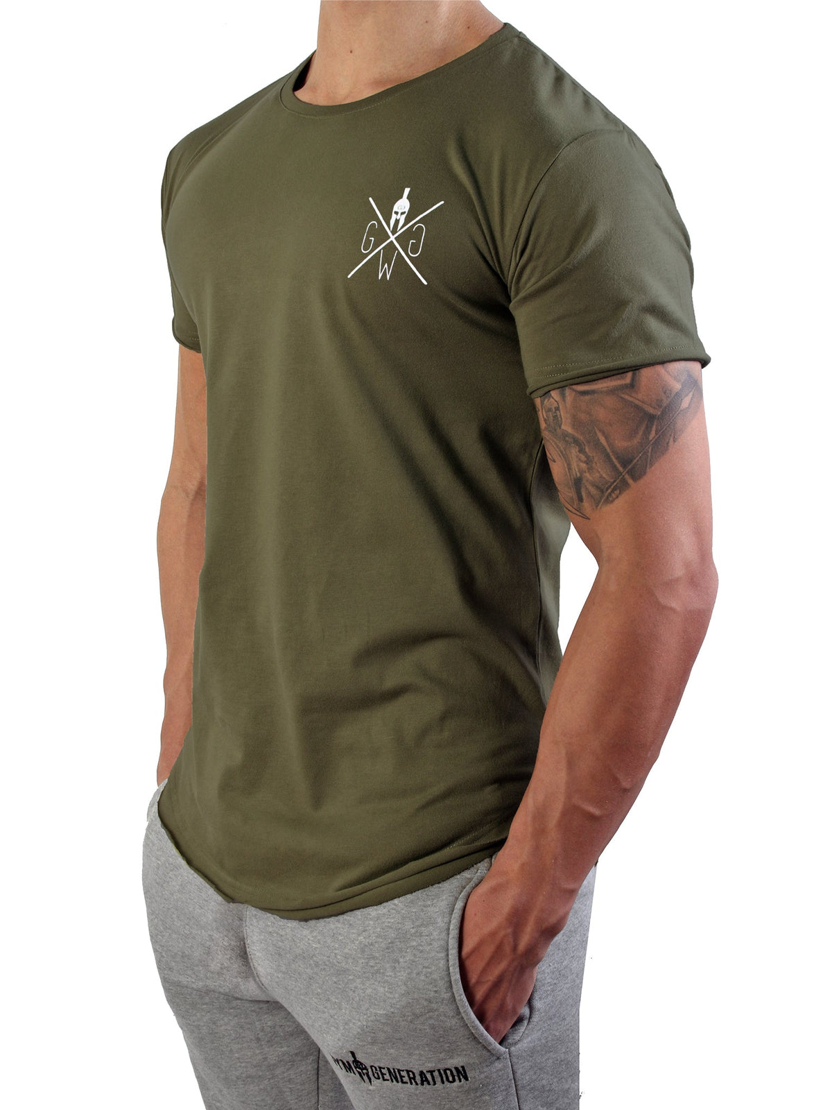 Olives Fitness Shirt in der Seitenansicht mit grauer Jogginghose
