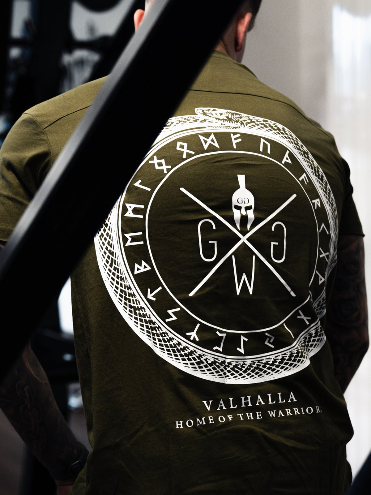 Rückenansicht des oliven Valhalla Shirts mit Schriftzug Home of the Warriors