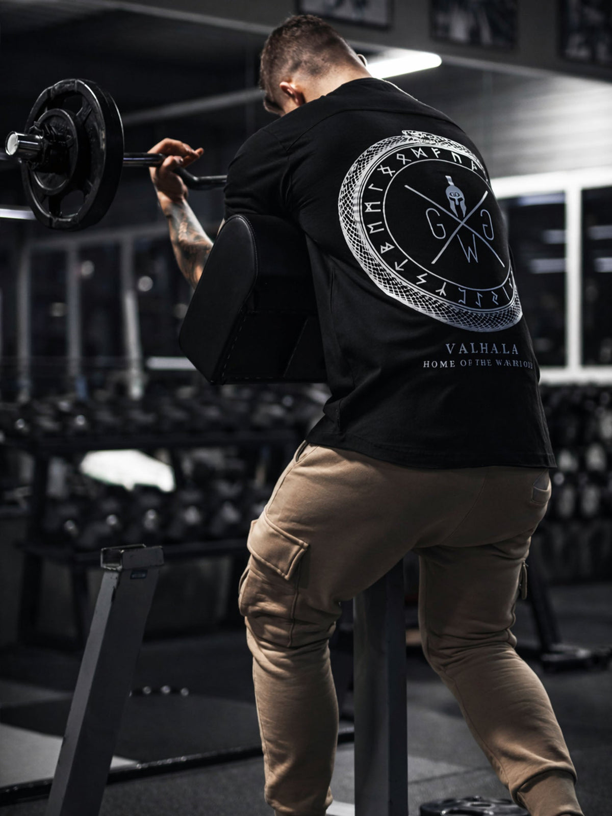 Athlet im schwarzen Gym Shirt beim Training