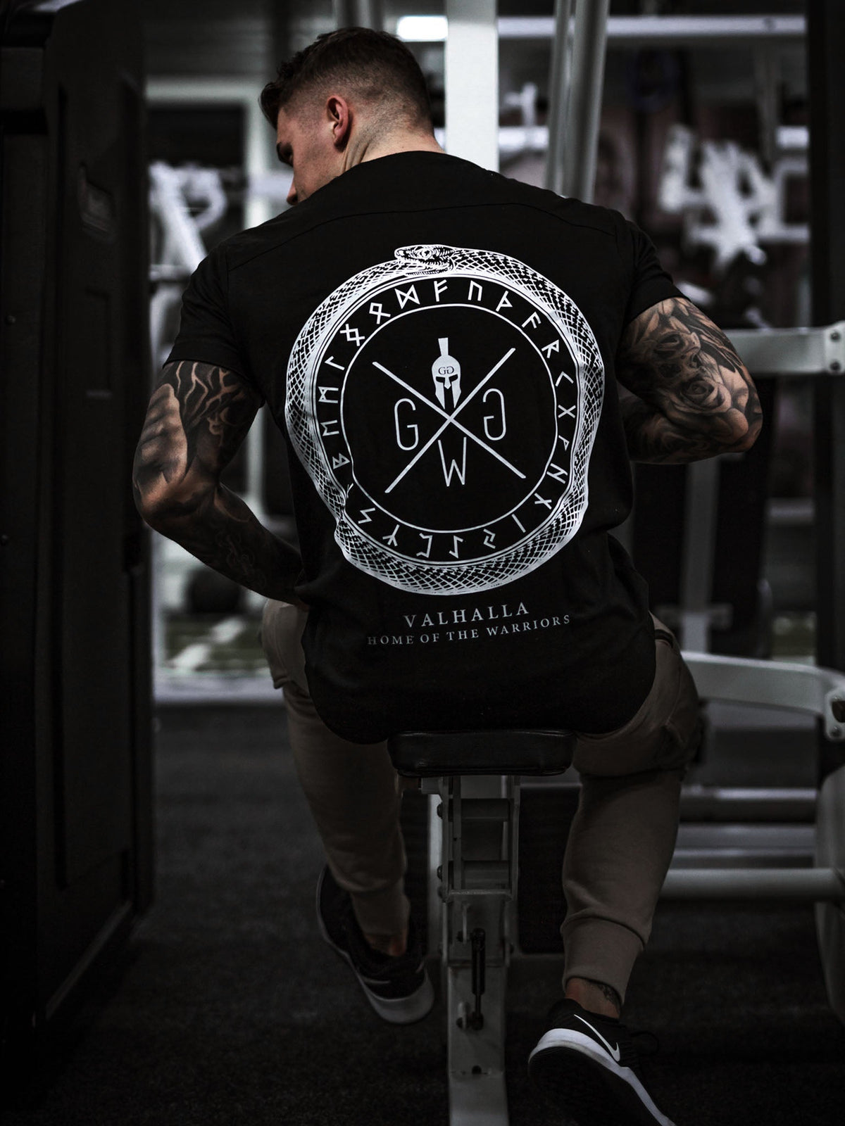 Model trägt das Valhalla Shirt, Rückenansicht mit Print