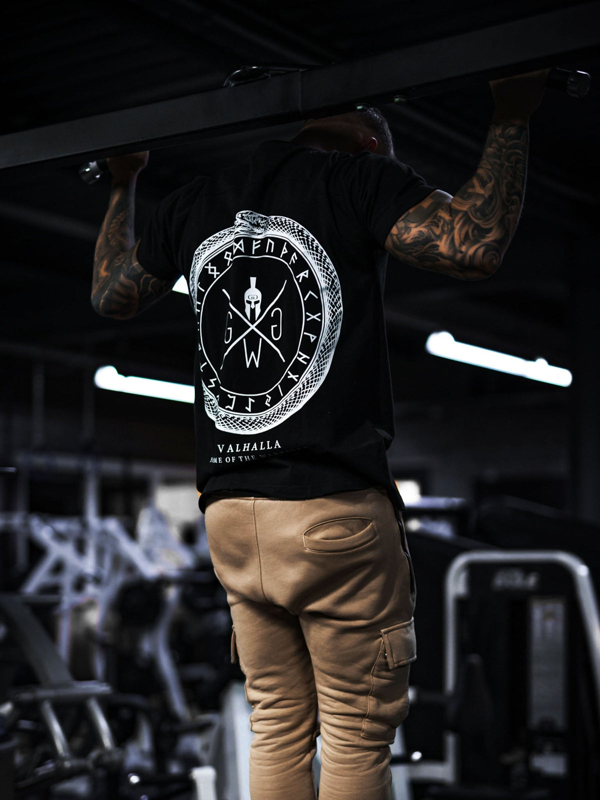 Valhalla Trainingsshirt seitlich im Gym getragen