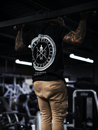 Valhalla Trainingsshirt seitlich im Gym getragen