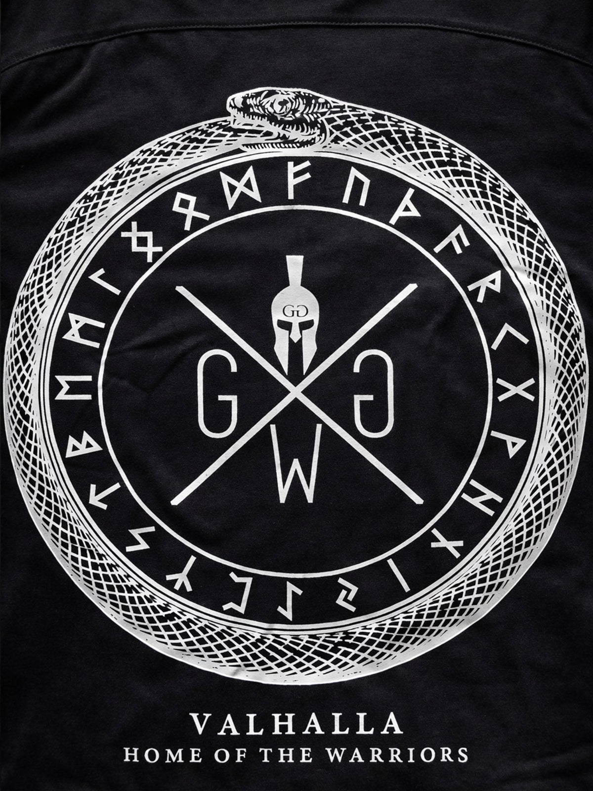Runenkreis und Schlange auf dem Rücken des T-Shirts im Detail