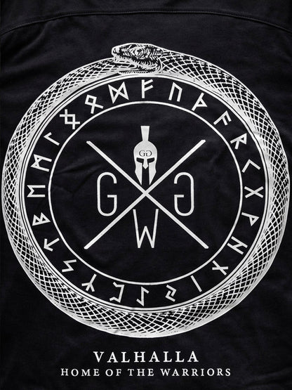 Runenkreis und Schlange auf dem Rücken des T-Shirts im Detail